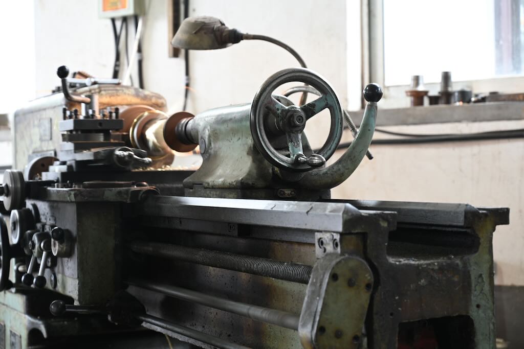 Drehmaschine in der Werkstatt – Präzision am Messing-Werkstück